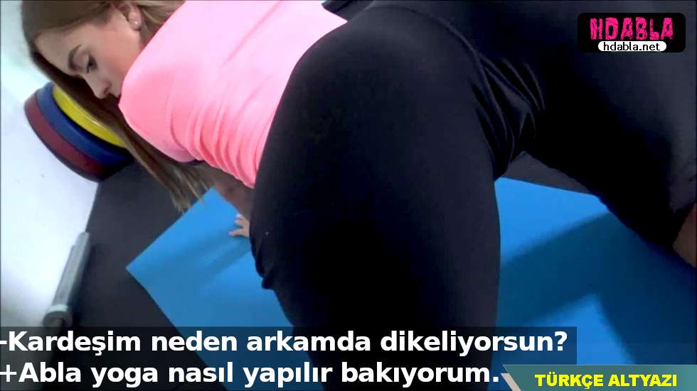 Yoga yapan ablamın daracık taytı araya kaçınca oturup izledim