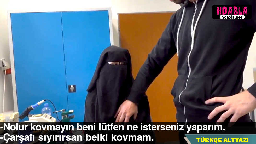 İşini yapamayan türbanlı kadın kovulmasın diye çarşafı araladı